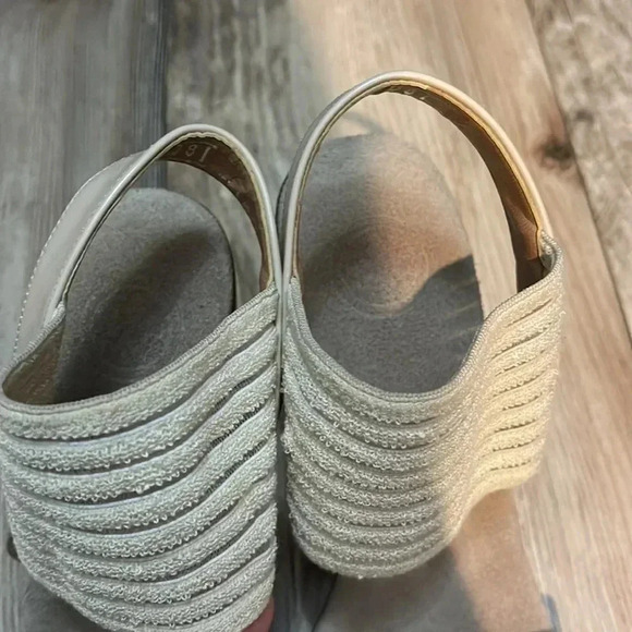 Charleston Shoe Co Women's Beige Elastic Tribeca Block Stacked Heel Size-9/39 - Picture 4 of 6